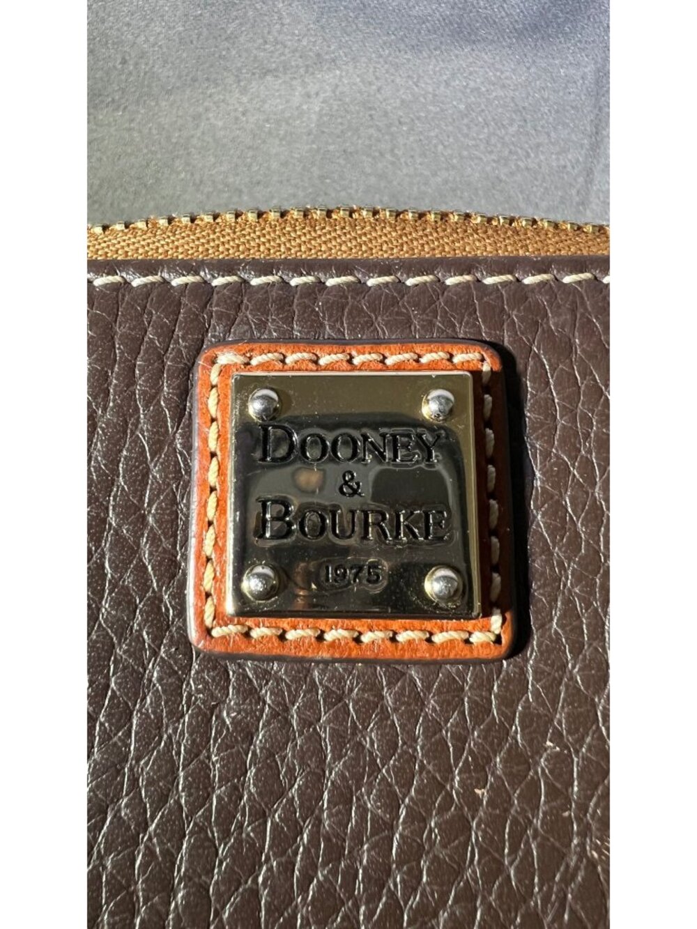 Dooney & Bourke Zip Around Brown Pebble Leather Wallet With Red Interior & Wrist - Picture 10 of 10